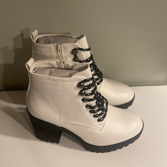 SEVEN7 Women's Flatiron Lug Sole Boots Size 7 - Picture 2 of 5